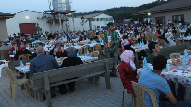 İşadamı Osman Şansal iftar verdi