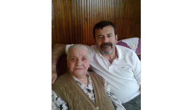 Annesinin Anısına Kütüphane Yaptı