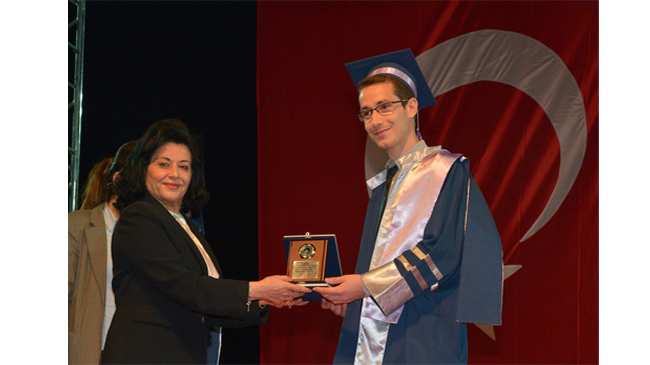Vali Civelek Öğrencilerin Diploma Sevincine Ortak Oldu