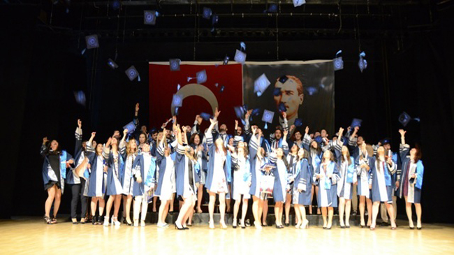 Turizm Fakültesinde Mezuniyet Sevinci Vardı