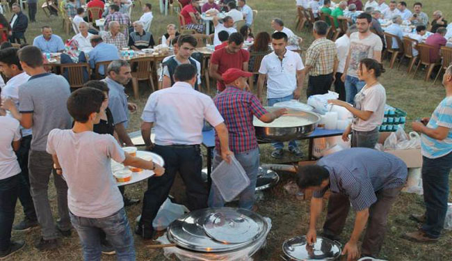 Bu Kez Mahalle Halkı İftar Verdi
