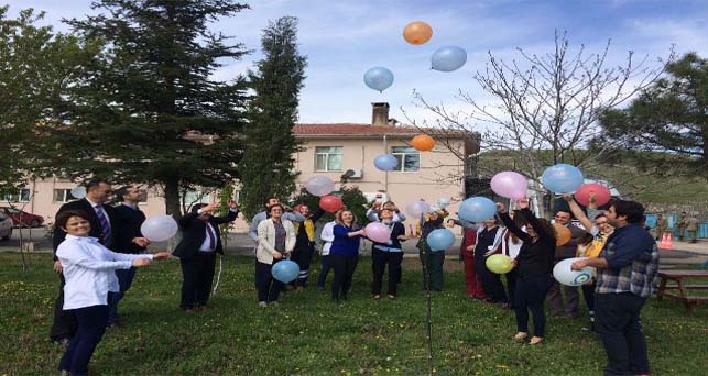 Umut balonları gökyüzüne uçtu