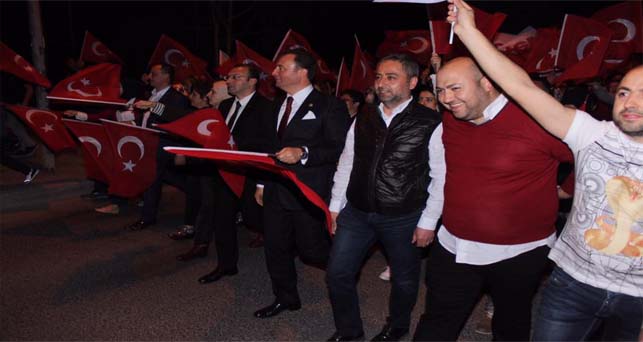 AK Partililer İl Binası önünde kutlama yaptılar
