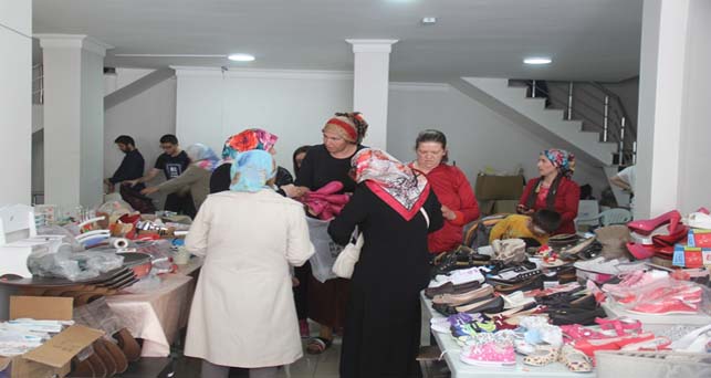 Yurtta kalan öğrenciler yararına Kermes düzenlediler