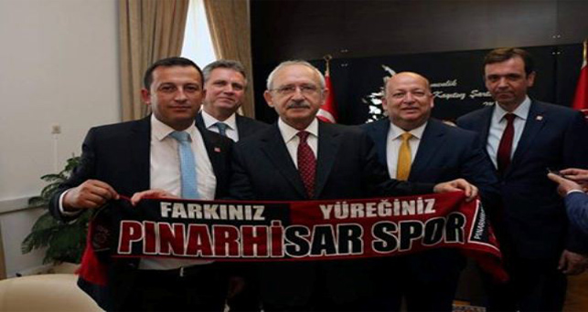 Kılıçdaroğlu’na Pınarhisarspor’un şalını hediye ettiler