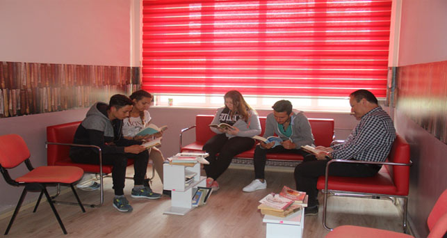 Anadolu Lisesinde Kitap Okuma Köşesi oluşturuldu