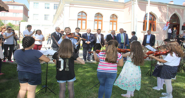 Küçük ellerden Keman Konseri açılışa renk kattı