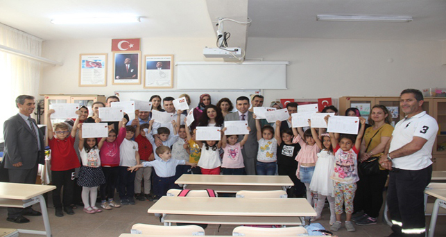 Öğrencilerin karne sevincine ortak oldu