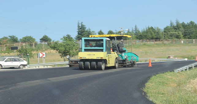 Yeniceköy ile Demirköy arası sıcak asfaltlama yapılıyor