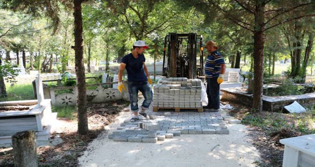 Mezarlık içindeki yollar kilit parke taşı ile döşeniyor