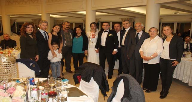 Kaymakam Aydemir’i düğününde yalnız bırakmadılar