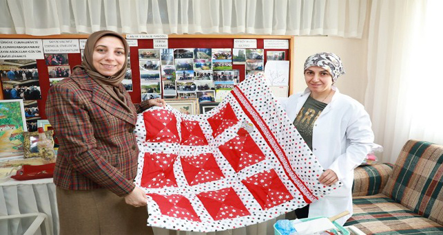 Huzurevi’nde El Sanatları Kurslarını ziyaret etti