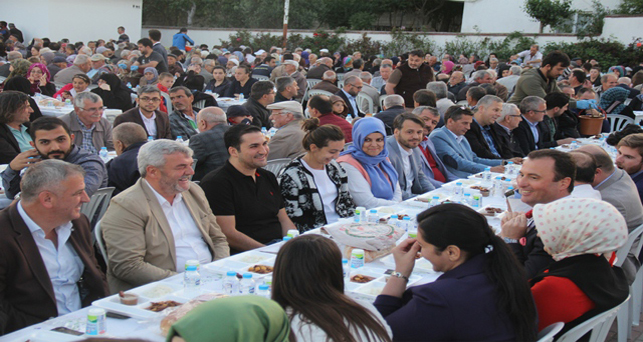 AK Parti vatandaşları iftarda buluşturdu