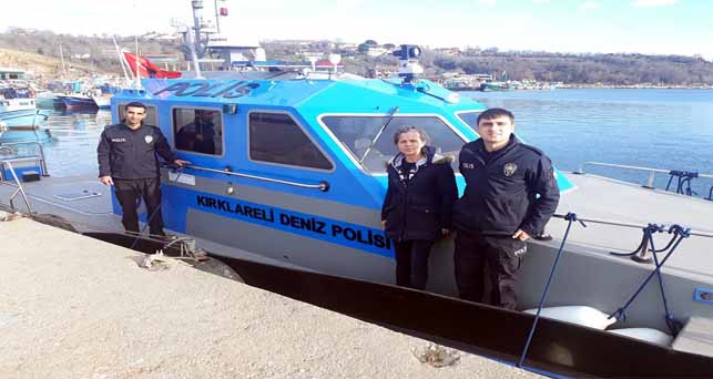 Denizlerde Türk Bayrağını dalgalandırıyor
