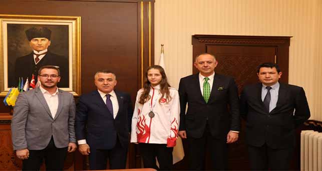 Vali Bilgin, Milli Sporcu Çakal’ı ödüllendirdi