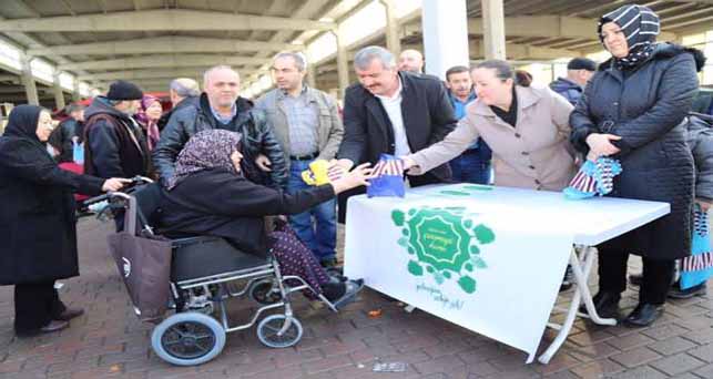 Başkan Adayı Bars pazarda file dağıttı