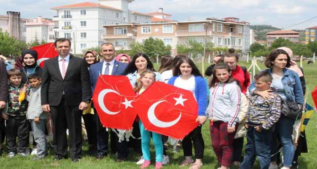 Başkan Özalp uçurtma uçurdu