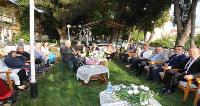 Huzurevlerinde kalan Annelere Anneler Günü'nde anlamlı ziyaret