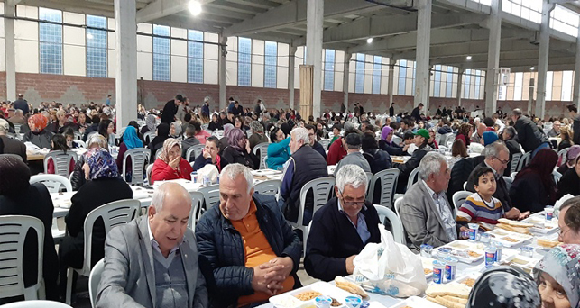 Aralarında para topladılar iftar verdiler