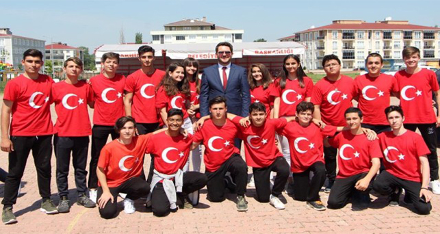 “Bayramınız kutlu olsun gençler”