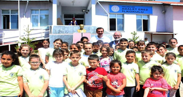 Ünlü modacı Vize’de karne törenine katıldı