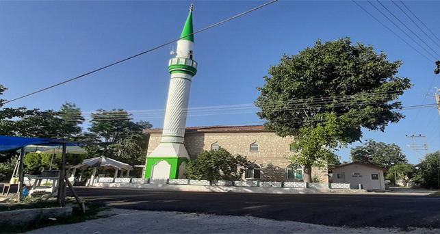 Köylüler minareyi imece usulu boyadı