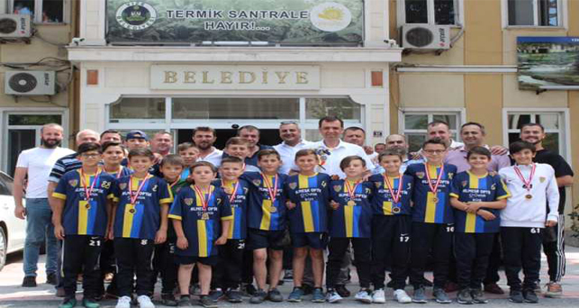 Şampiyonluk sevinçlerini Başkan Özalp ile paylaştılar