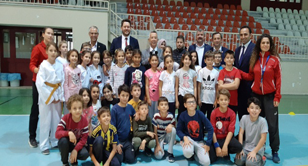 Antrenman yapan minik sporcuları ziyaret etti