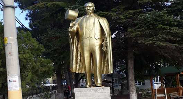 Atatürk Heykeli’nin boyası yenilendi