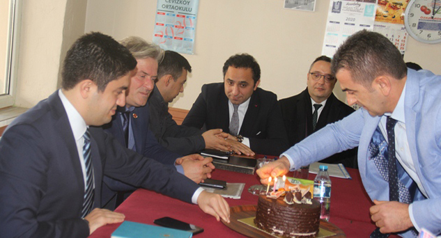 Muhtara sürpriz doğum günü pastası
