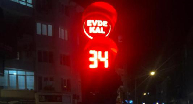Trafik Işıklarıyla “EvdeKal” uyarısı