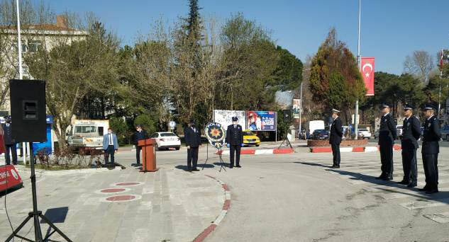 Pınarhisar’da sosyal mesafeli çelenk töreni