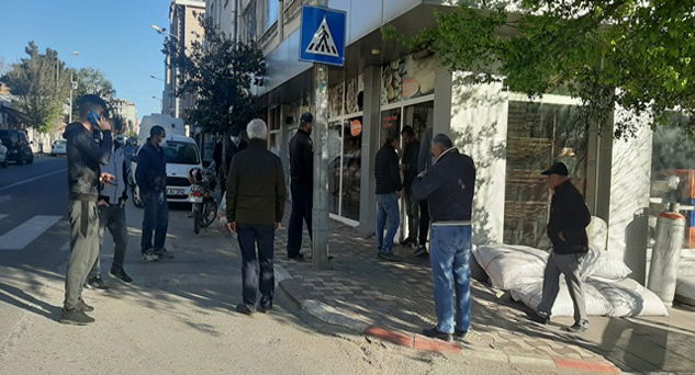 Pınarhisar’da sosyal mesafeli pide kuyruğu