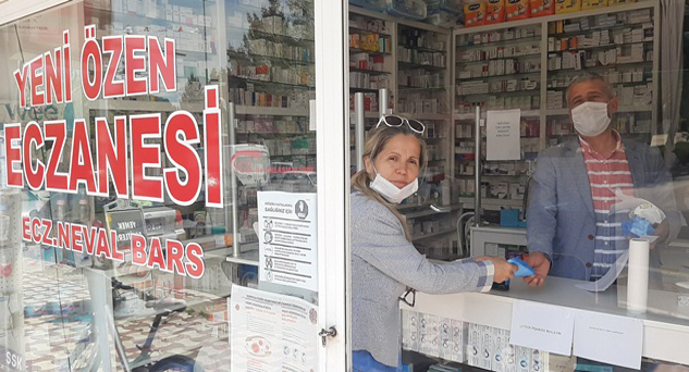 Eczanelerde maske dağıtımına devam