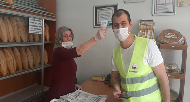 Denetim için geldi ateşi ölçüldü