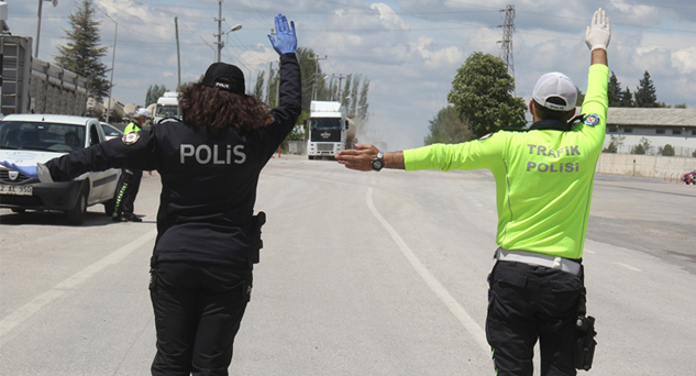 Evdeyim Ama Trafik Kuralları Aklımda