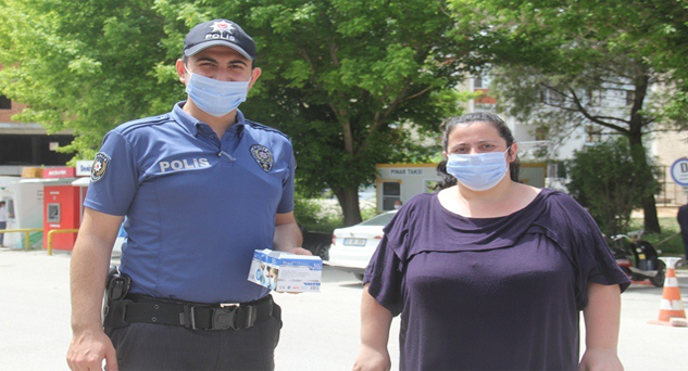 Polis hem uyardı hem maske dağıttı