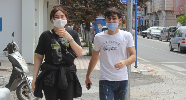 Gençler güneşli havanın tadını çıkardılar