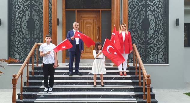 İstiklal Marşı’nı ailesi ile birlikte okudu