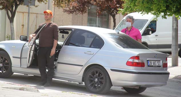 Araçlarından inerek İstiklal Marşı okudular