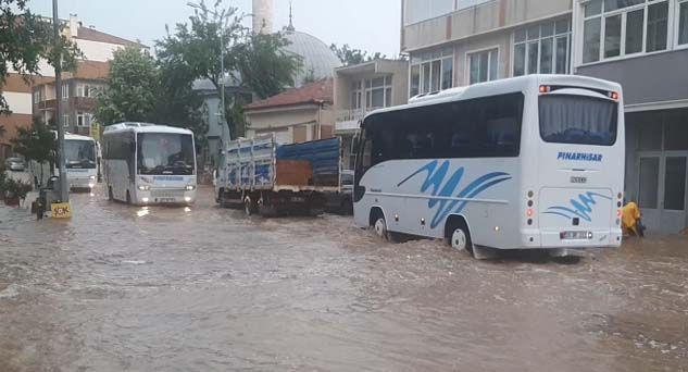 On günde üç sel baskını