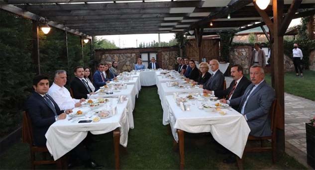Vali Bilgin’den veda yemeği
