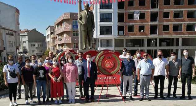 CHP Atatürk Anıtına çelenk sundu