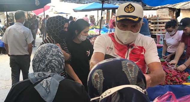 Ürettiği patates ve soğanları ihtiyaç sahiplerine dağıttı