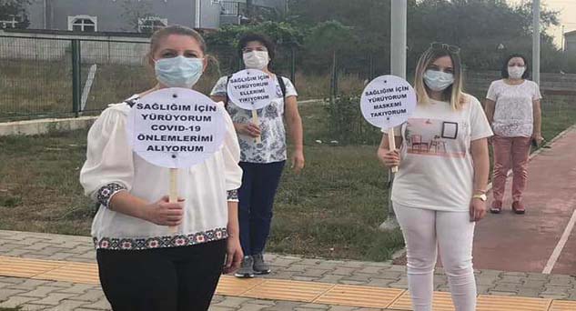 Maske ve sosyal mesafeli yürüyüş