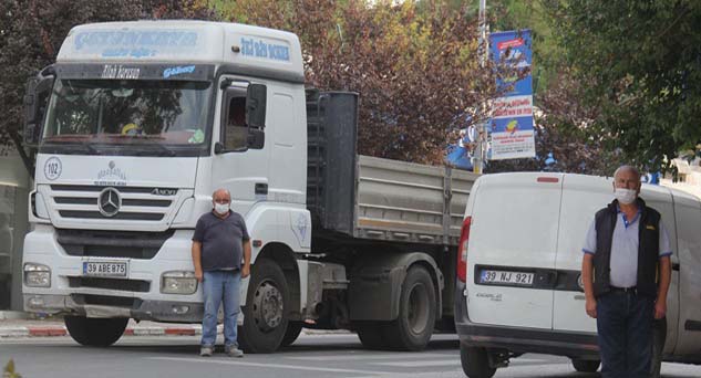Kamyondan indiler İstiklal Marşı’nı okudular