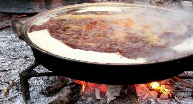Pekmez kazanına düştü