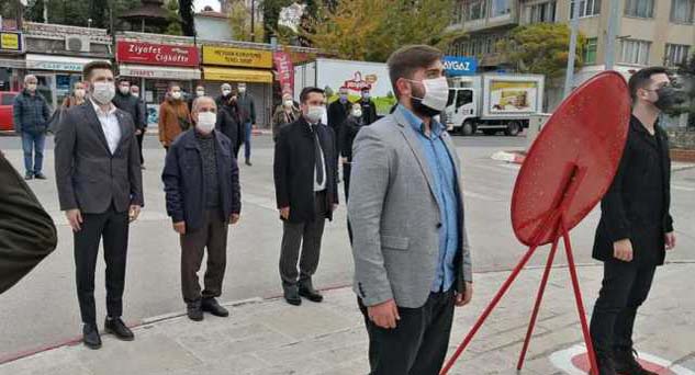 CHP’liler Atatürk Anıtı’na çelenk sundu
