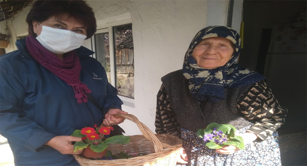 Muhtar eşinden kadınlar günü kutlaması
