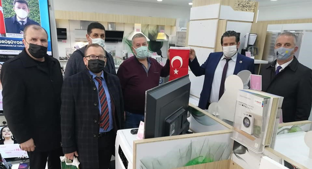 İYİ Parti’den esnafa Türk Bayrağı